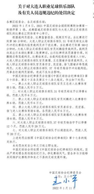 影片不是;上帝视角而是用一种沉浸式的思维关注那些面临困境与挣扎的当代青年：婚礼为谁而办？婚礼为何而办？是为了新人的爱情，还是为了面子